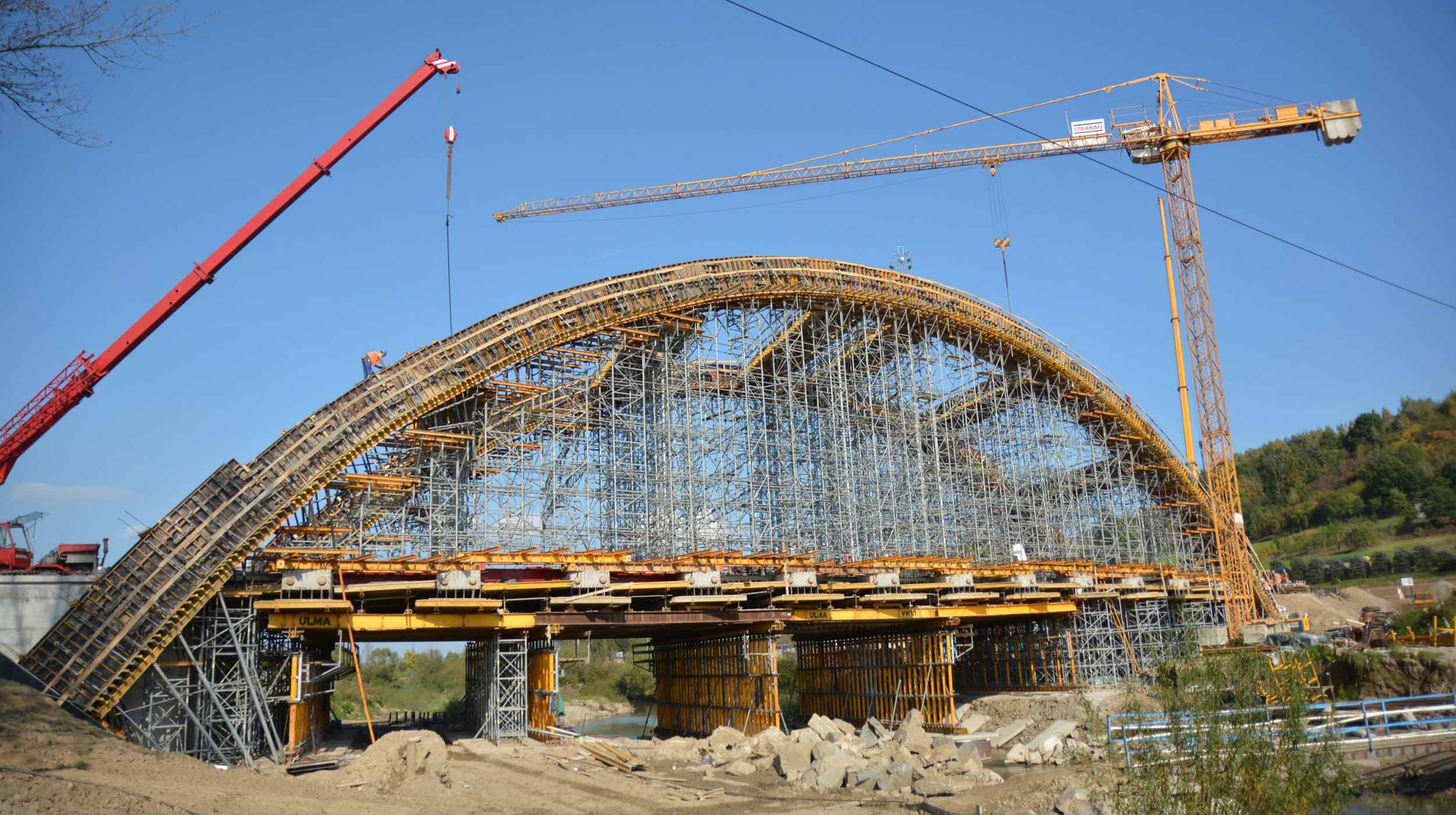 In order to build this bridge we employed shoring systems of different heights, thus achieving high levels of efficiency throughout the entire construction process.