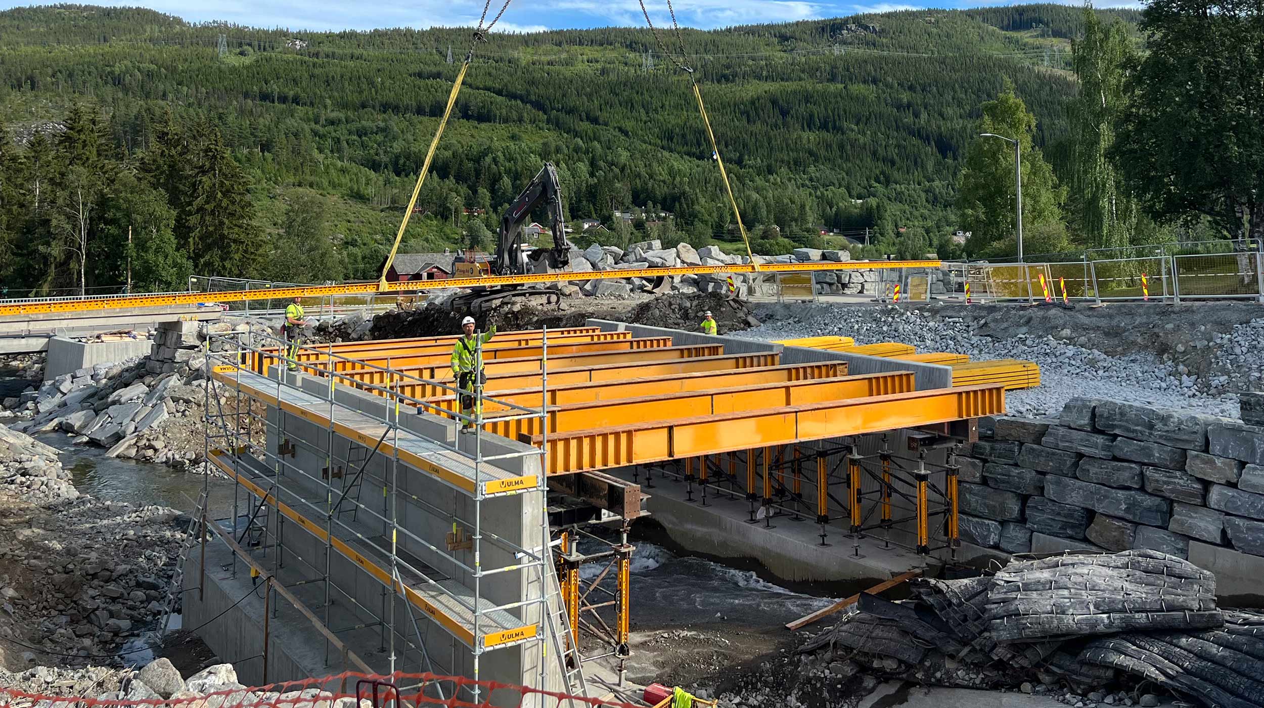 Construction of the new cast-in-place bridge over the river Kvinda as a replacement for the existing one.