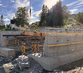 Construction of the new bridge over Kvinda river