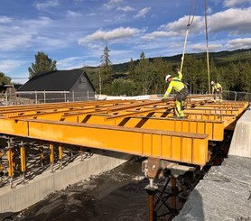 Construction of the new bridge over Kvinda river