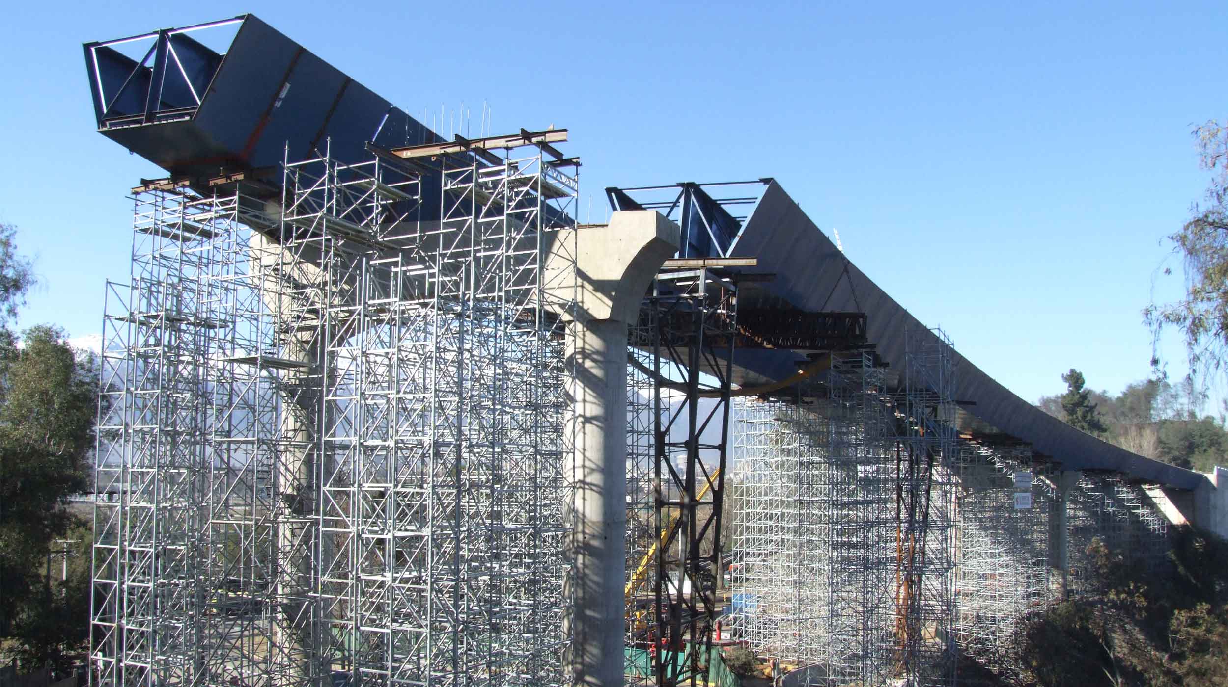 It is a three span viaduct bridge with spans of 55.9 and 60 m measured along the central axis of the viaduct.