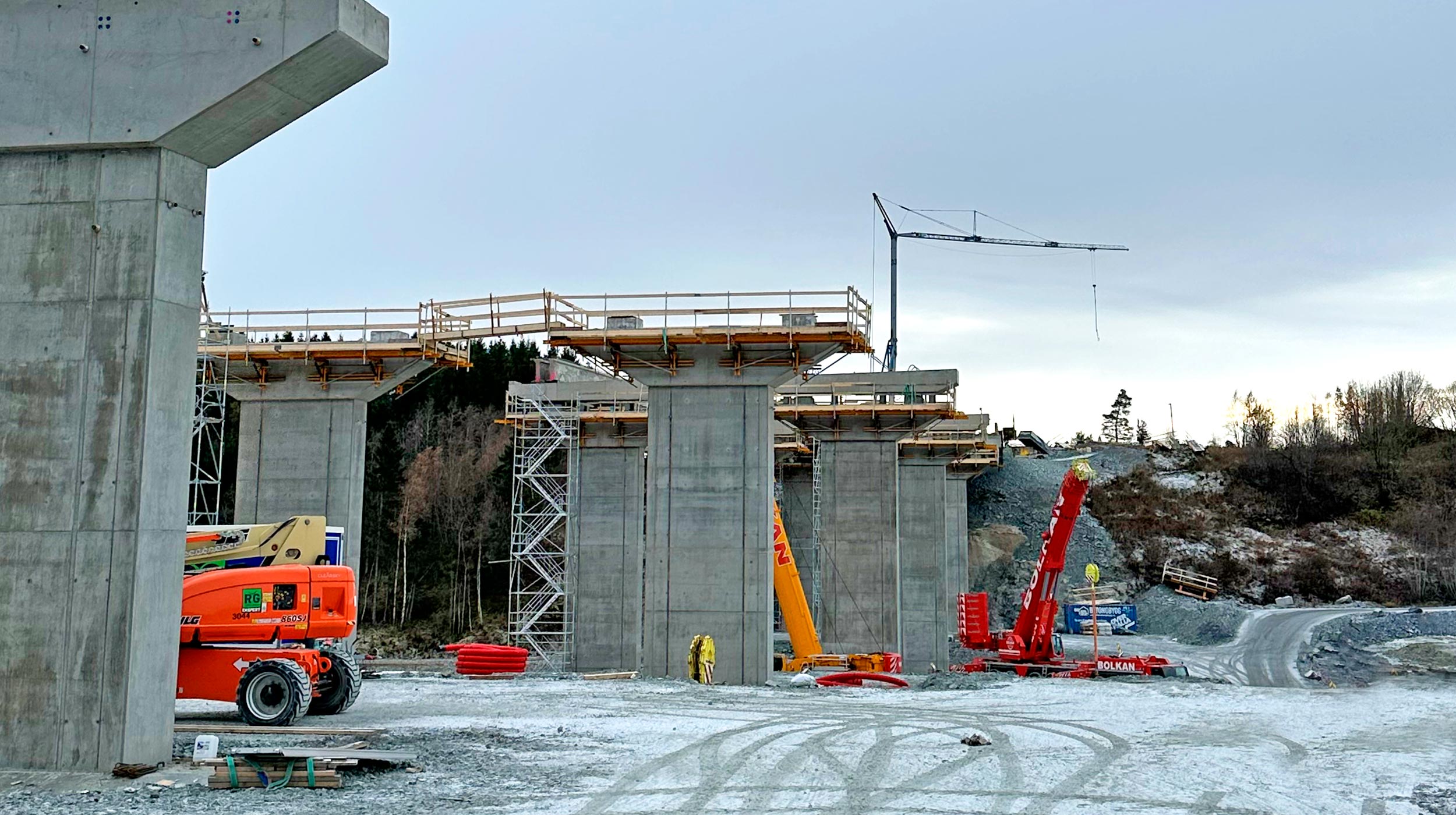 The parallel bridges K101 and K102 are part of the new four-lane motorway from Kvithammar to Åsen in Stjørdal and Levanger municipality. These 350 metres long bridges are one of the most important structures in this project.