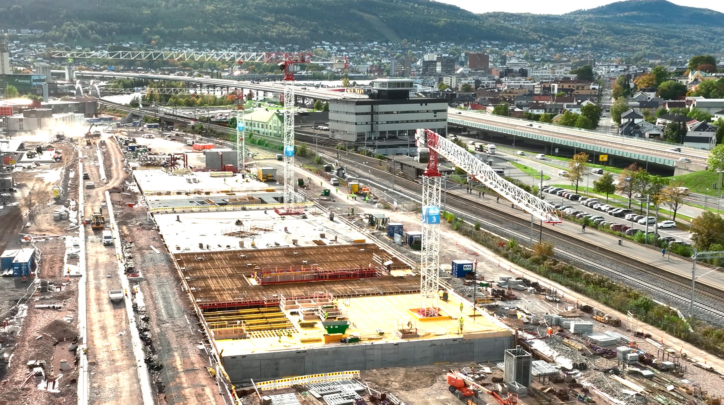 The health park and hospital are the foundation of the new health district, which is the first step in the development of the fjord city of Lier and Drammen. The hospital will be 122,000 square meters. It will be put into service in 2025. The parking basement is now being completed is 8,800 square meters as well.