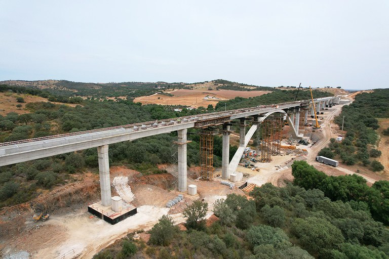 800-metre-long viaduct, supported by 19 piers and a arch