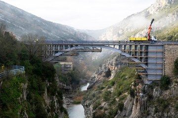 50,000 kg BRIO scaffolding to repair the bridge over the Esera River