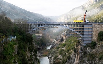 50,000 kg BRIO scaffolding to repair the bridge over the Esera River