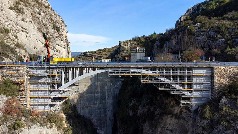 50,000 kg BRIO scaffolding to repair the bridge over the Esera River