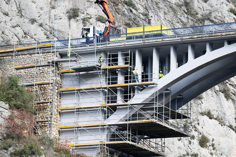 50,000 kg BRIO scaffolding to repair the bridge over the Esera River