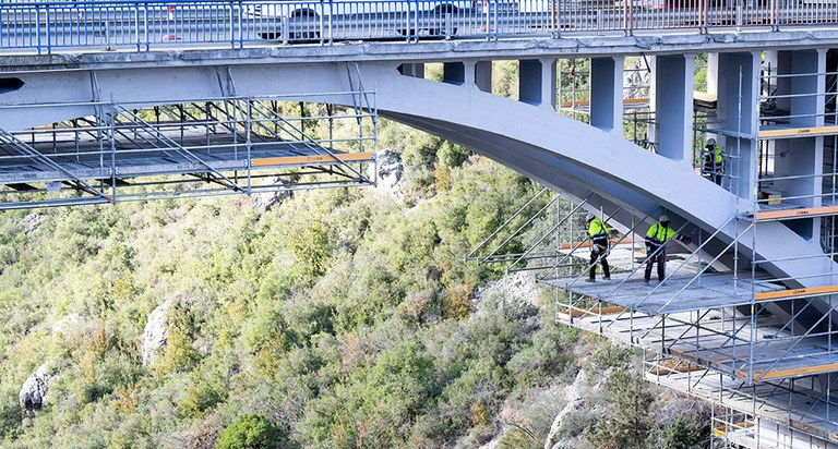 50,000 kg BRIO scaffolding to repair the bridge over the Esera River