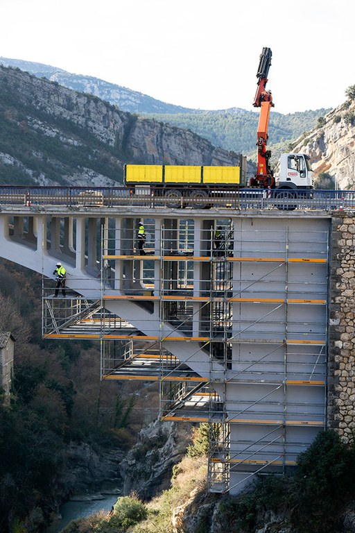 50,000 kg BRIO scaffolding to repair the bridge over the Esera River