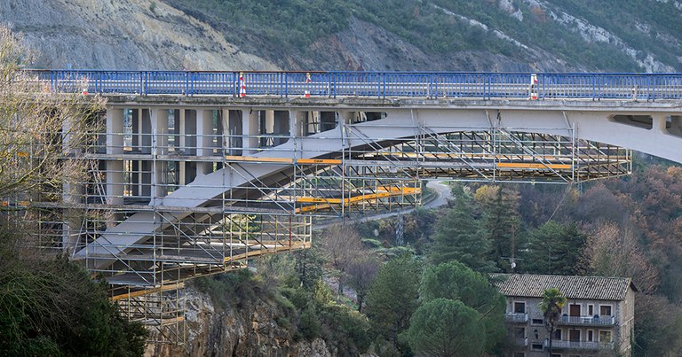 50,000 kg BRIO scaffolding to repair the bridge over the Esera River