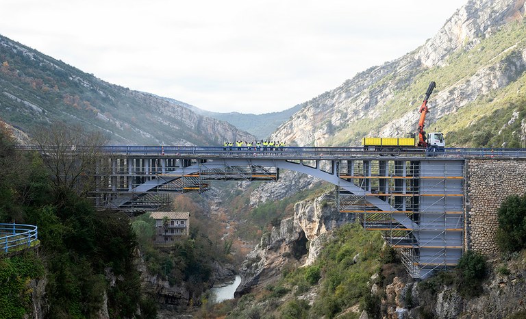 50,000 kg BRIO scaffolding to repair the bridge over the Esera River