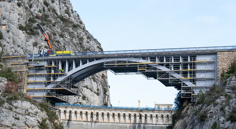 50,000 kg BRIO scaffolding to repair the bridge over the Esera River