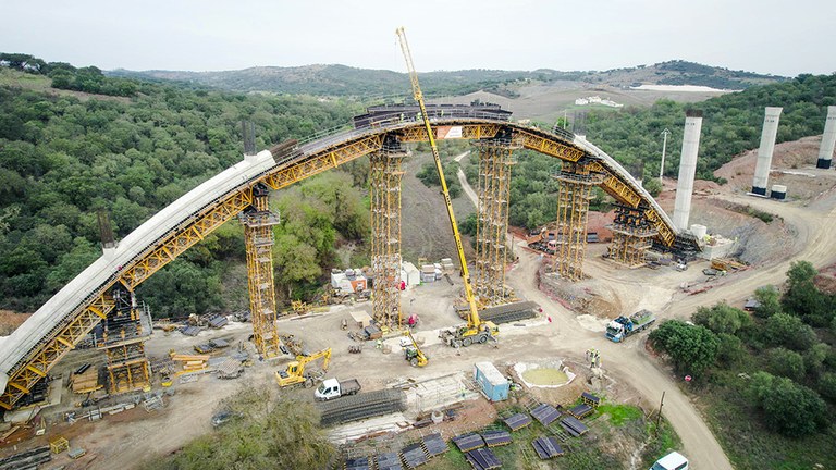 Viaducto de 800 metros de longitud, apoyado en 19 pilares y un arco