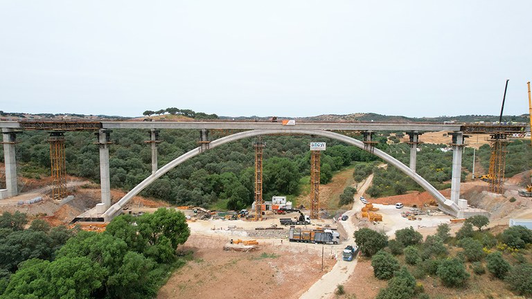 Viaducto de 800 metros de longitud, apoyado en 19 pilares y un arco